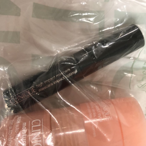 Clinique gift set - unopened - Picture 4 of 4